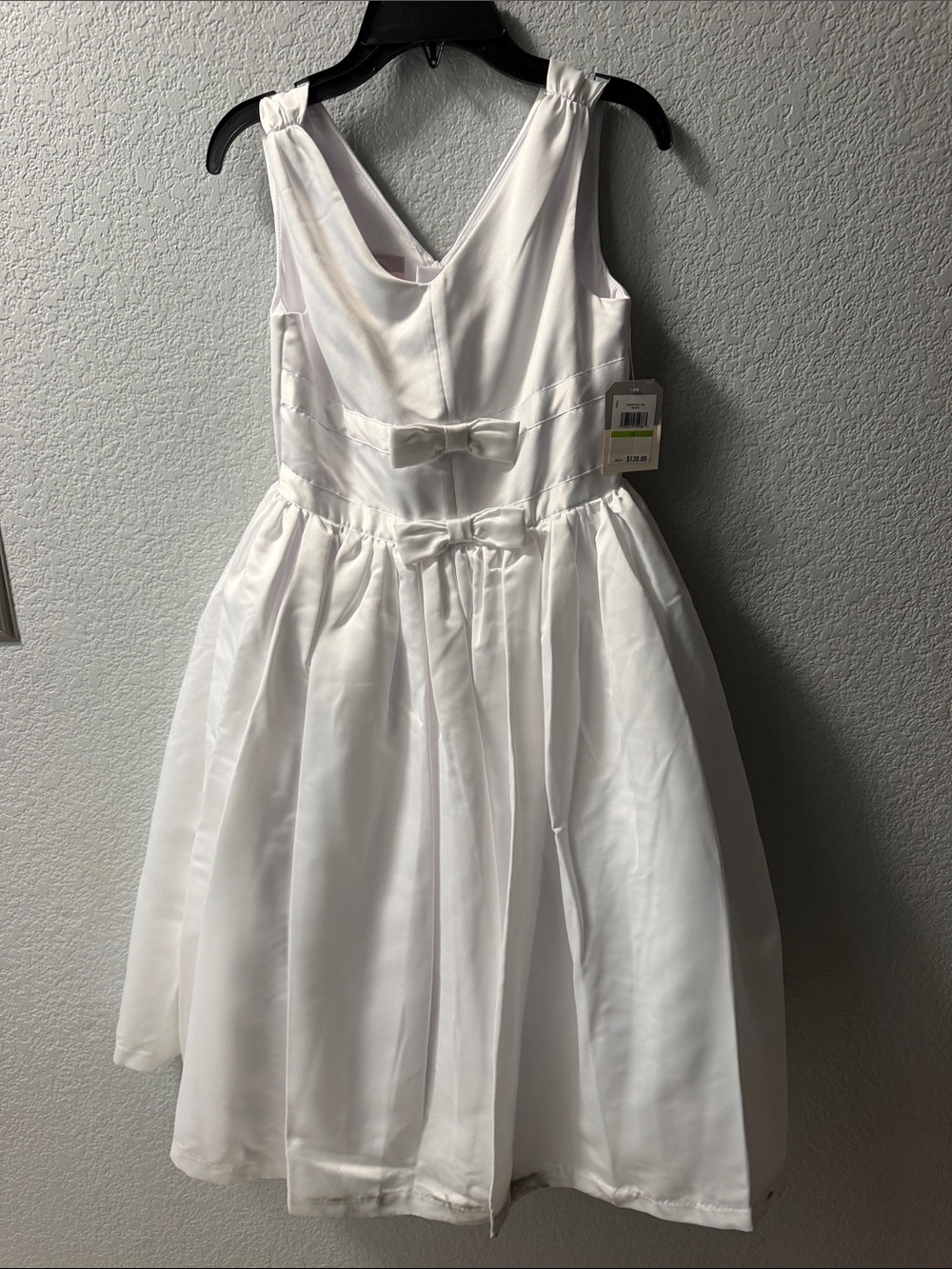 Girls White Satin Bow-Accent Dress tiene mancha en la parte de abajo